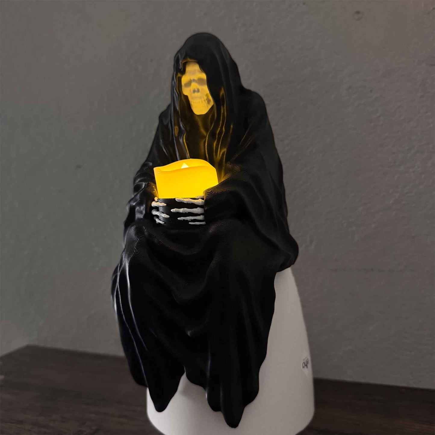 Sitzender Sensenmann 25cm mit Teelicht / Bücherregal Deko / Tod Figur / Regal Deko