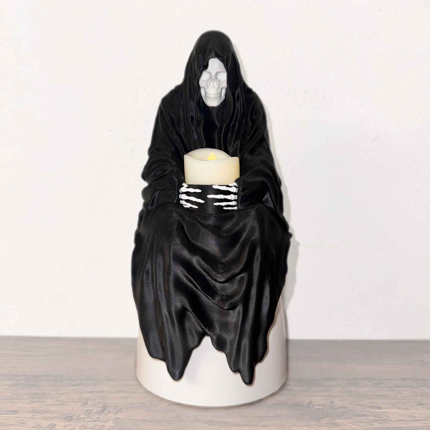 Sitzender Sensenmann 25cm mit Teelicht / Bücherregal Deko / Tod Figur / Regal Deko