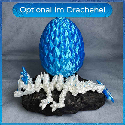 Baby Winterdrache in Perlmuttweiß mit einem Drachenei