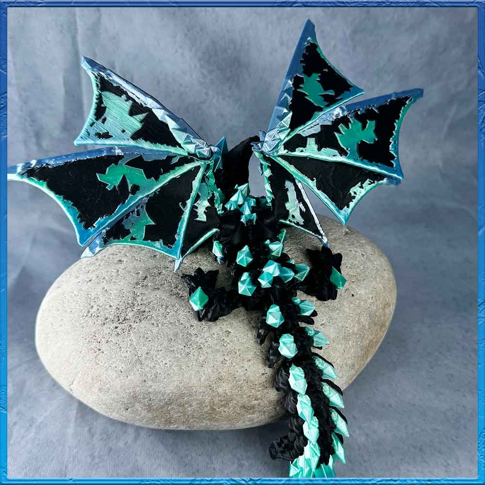 Baby Wolfsdrache mit Flügel - schwarz blau grün